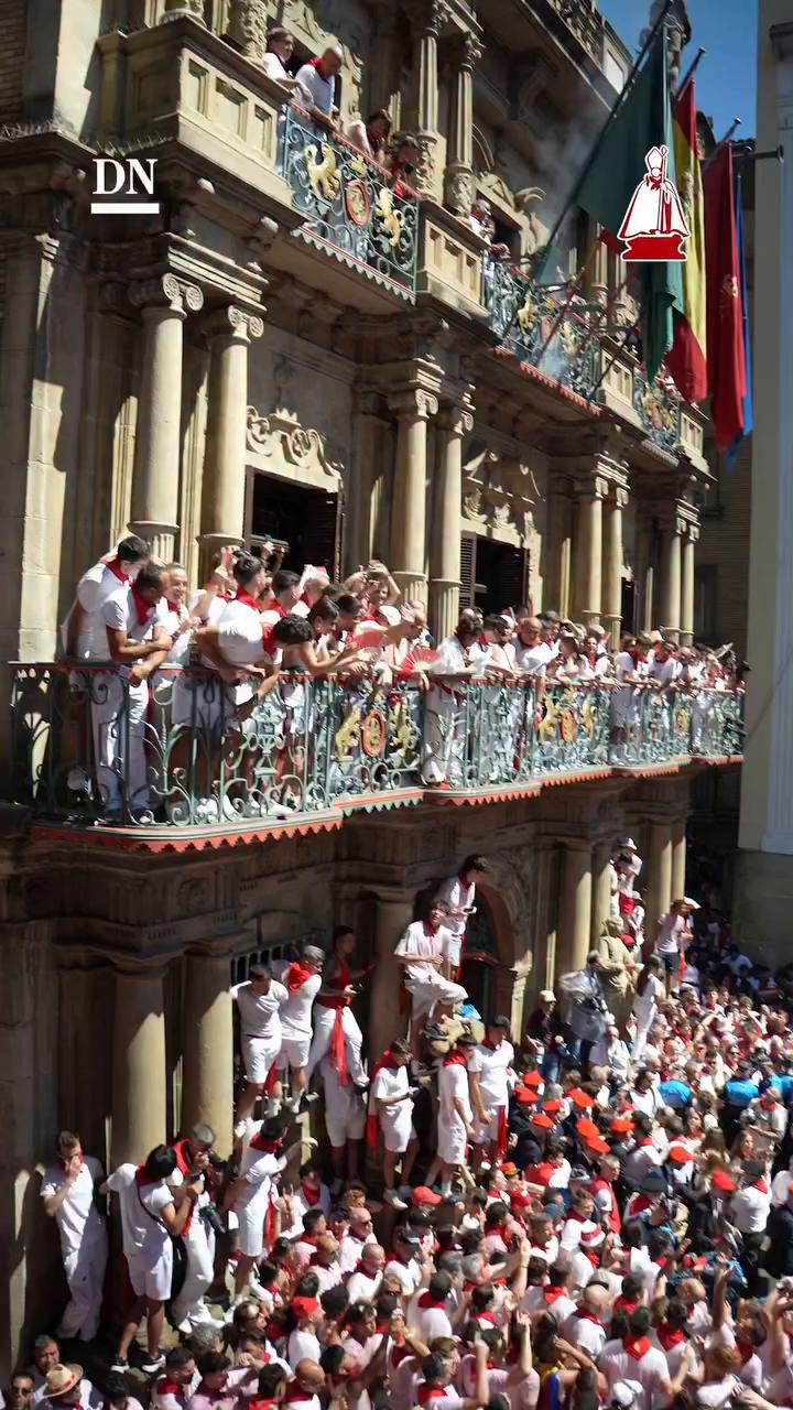 El público ovaciona a los campeadores con vítores de ole y agradecimientos