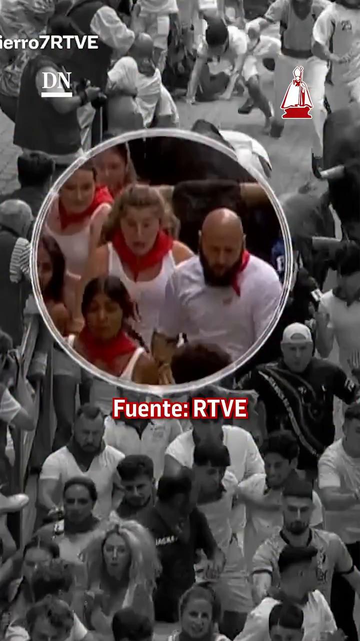 Toro golpea con fuerza a joven de coleta y la lanza hacia adelante