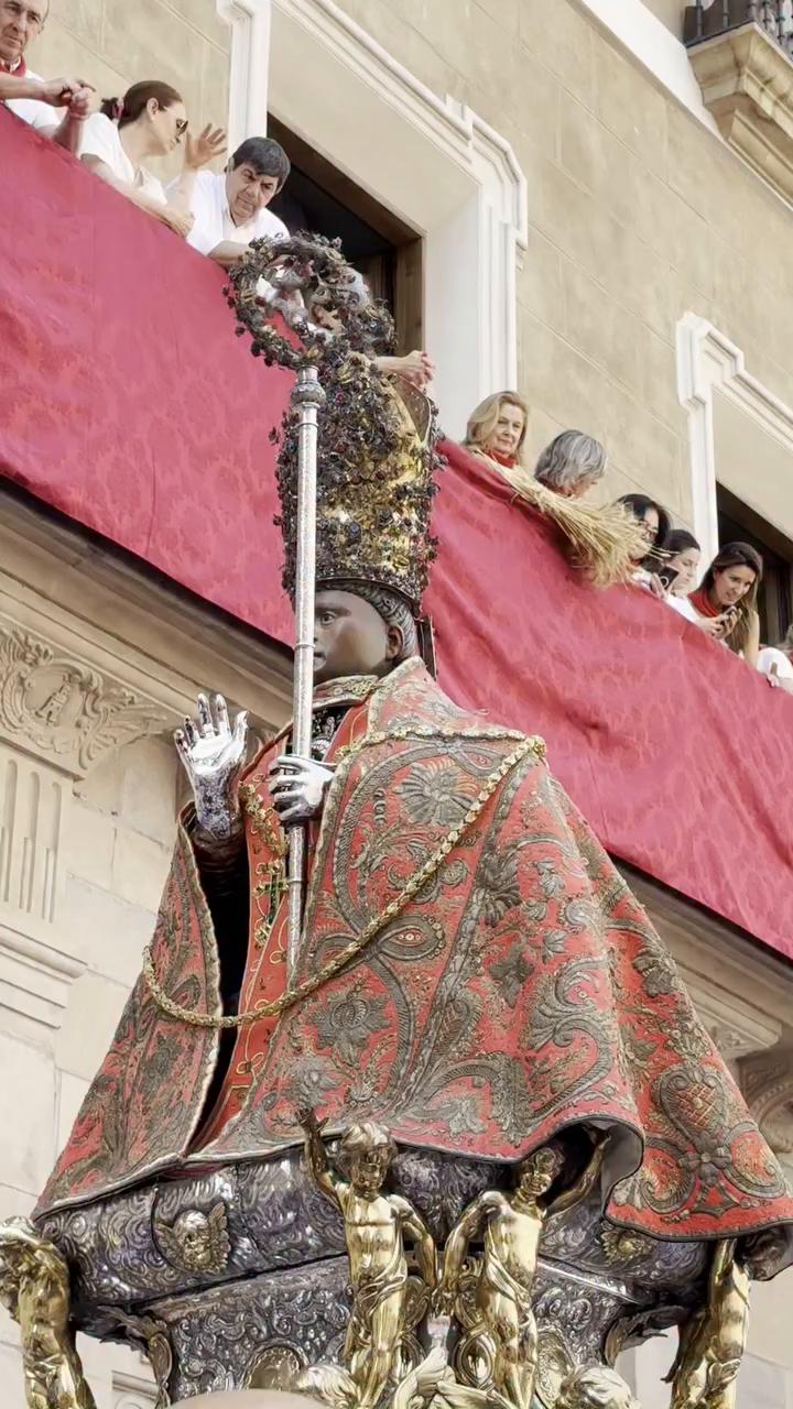 Un coro canta a los Ruriosos un himno de unión y viva la República