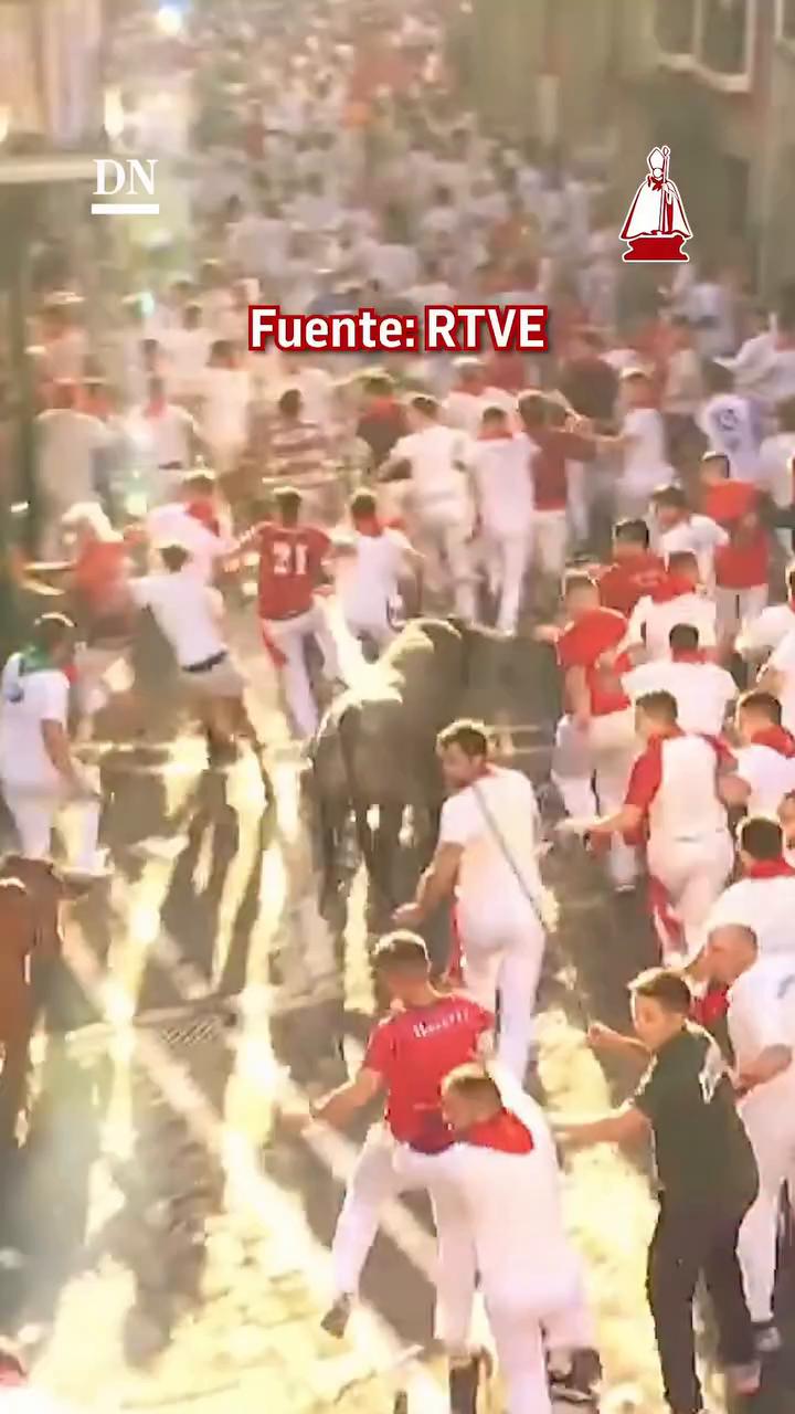 Toro arrastra a varios corredores en la entrada del vallado durante el encierro