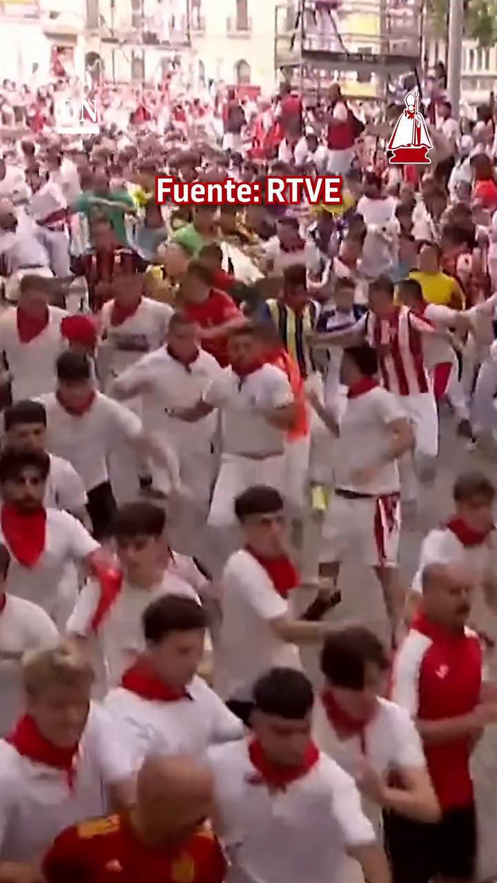 Toro castaño engancha a corredor y le rompe el pantalón en plena carrera