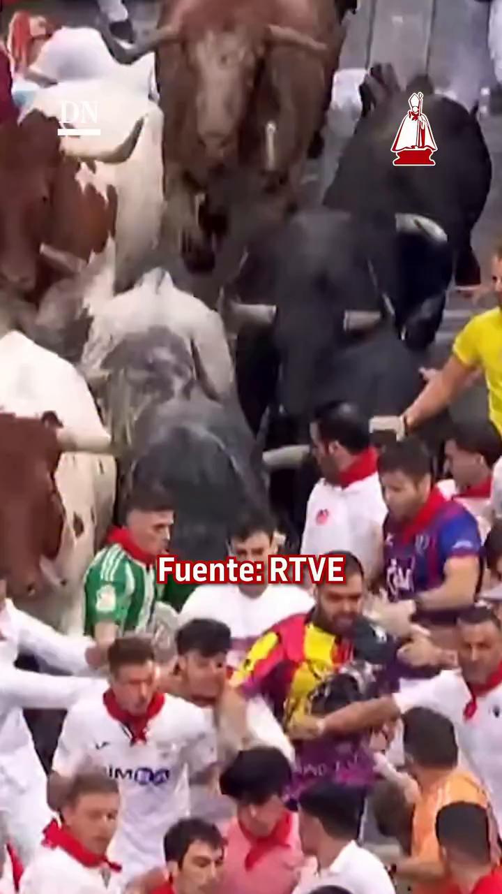 Mozo se agarra al pitón del toro en Pamplona: falta de respeto supina