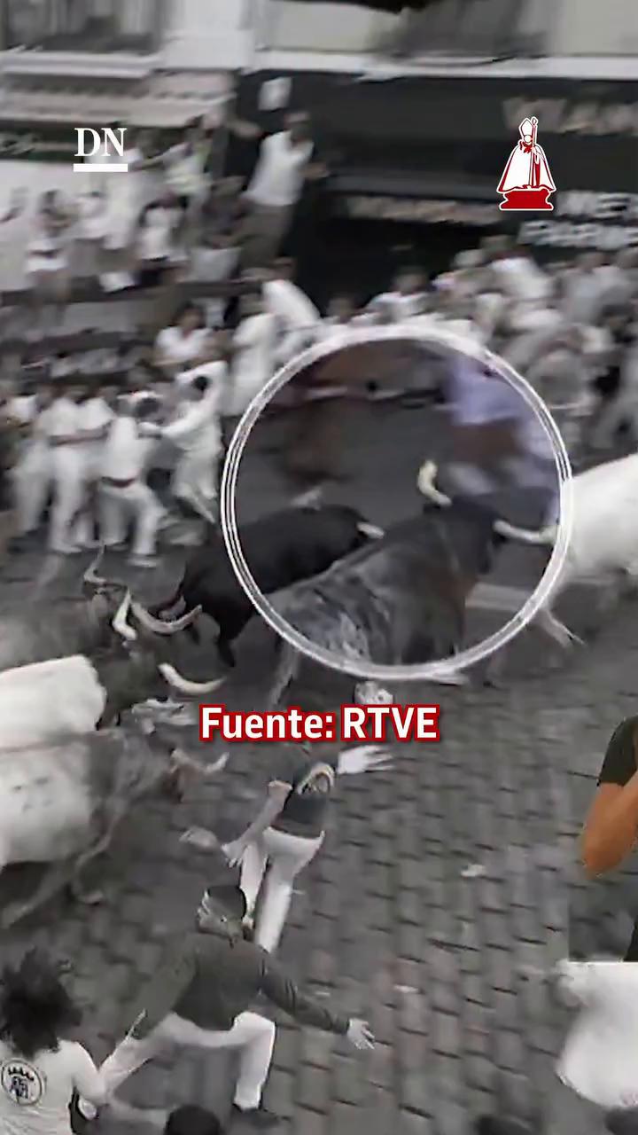 Corredor se hace bola para protegerse tras ser golpeado por toro en encierro