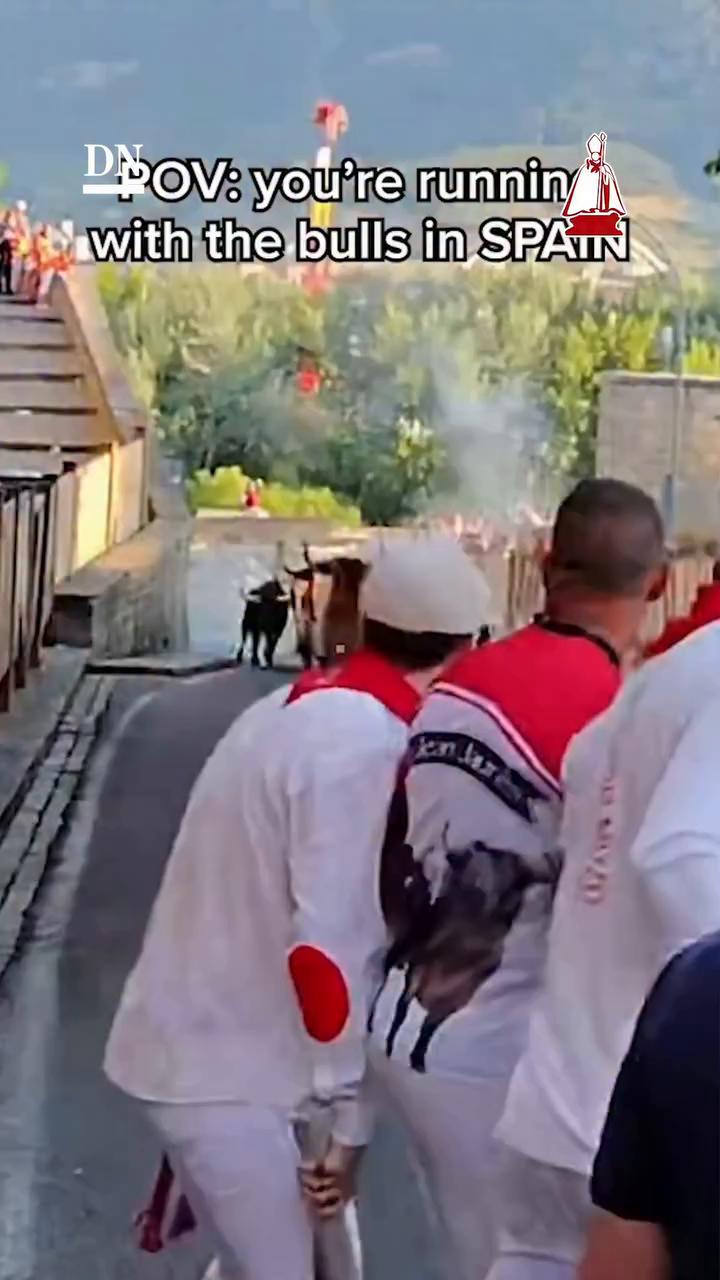 Runner yells 'I'm faster' while fleeing stampeding bulls in terrifying chase