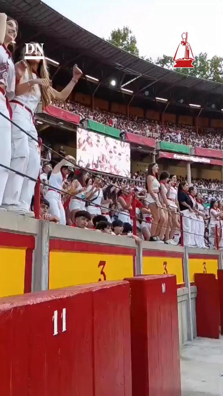 Video repite estribillo romántico 'Si te veo te quiero y te amaré'