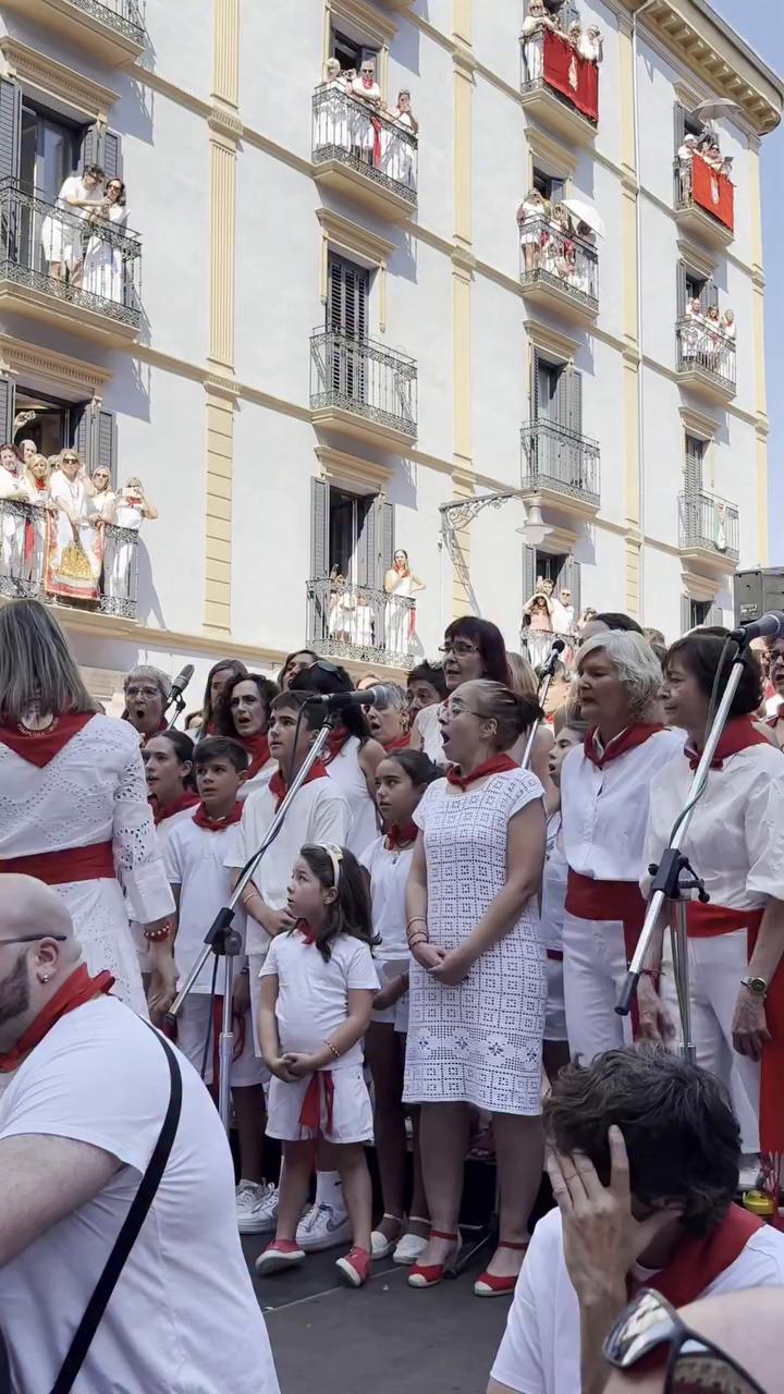 La jota de Navarra reza y canta en honor a San Fermín