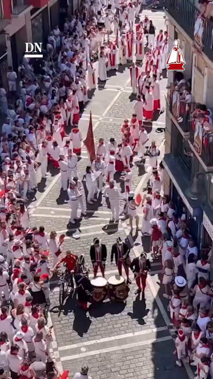 Manifestantes corean 'Fuera la policía' sin vergüenza en protesta con aplausos