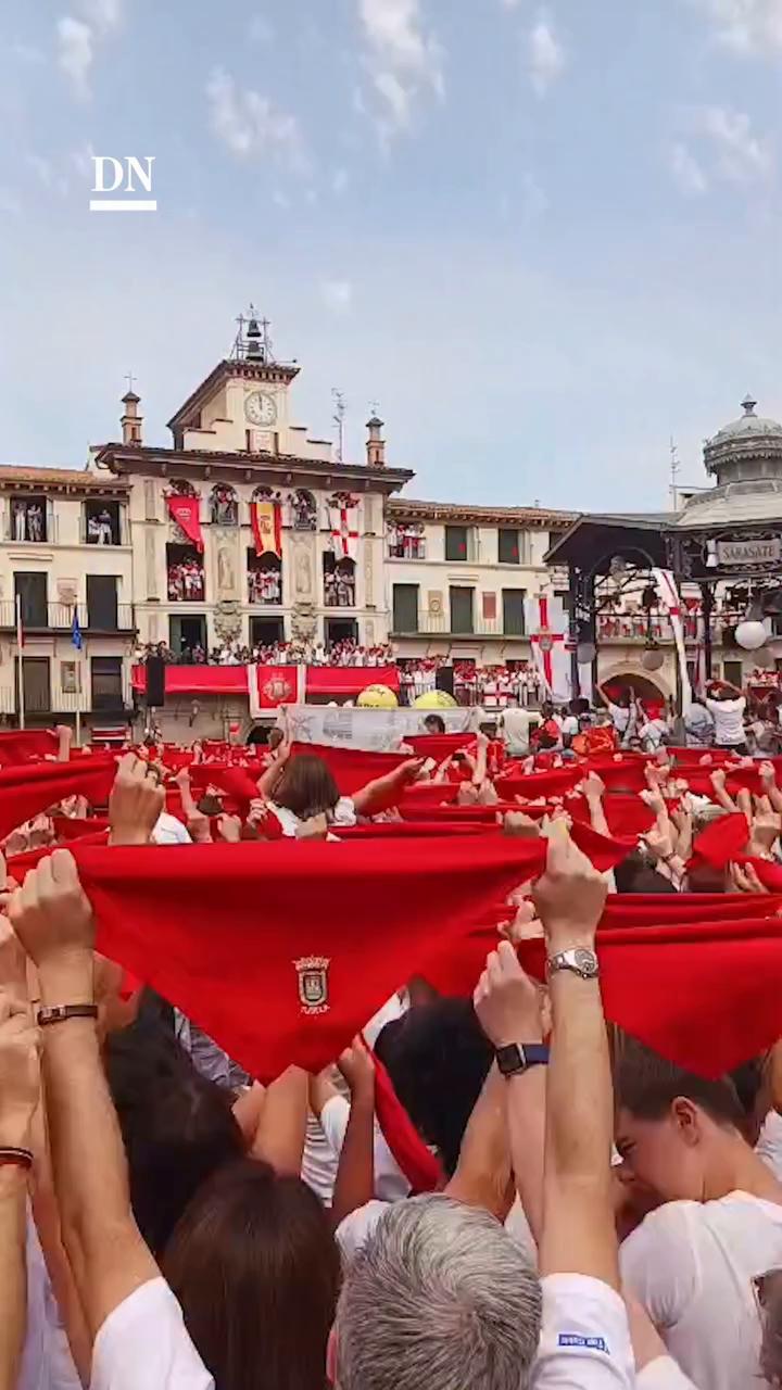 El público grita vivas a Tudela, Navarra, Santana y la música en el evento