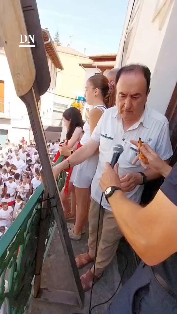 BIDUK toca guitarra y acordeón y agradece al público en BF-WATCH TV