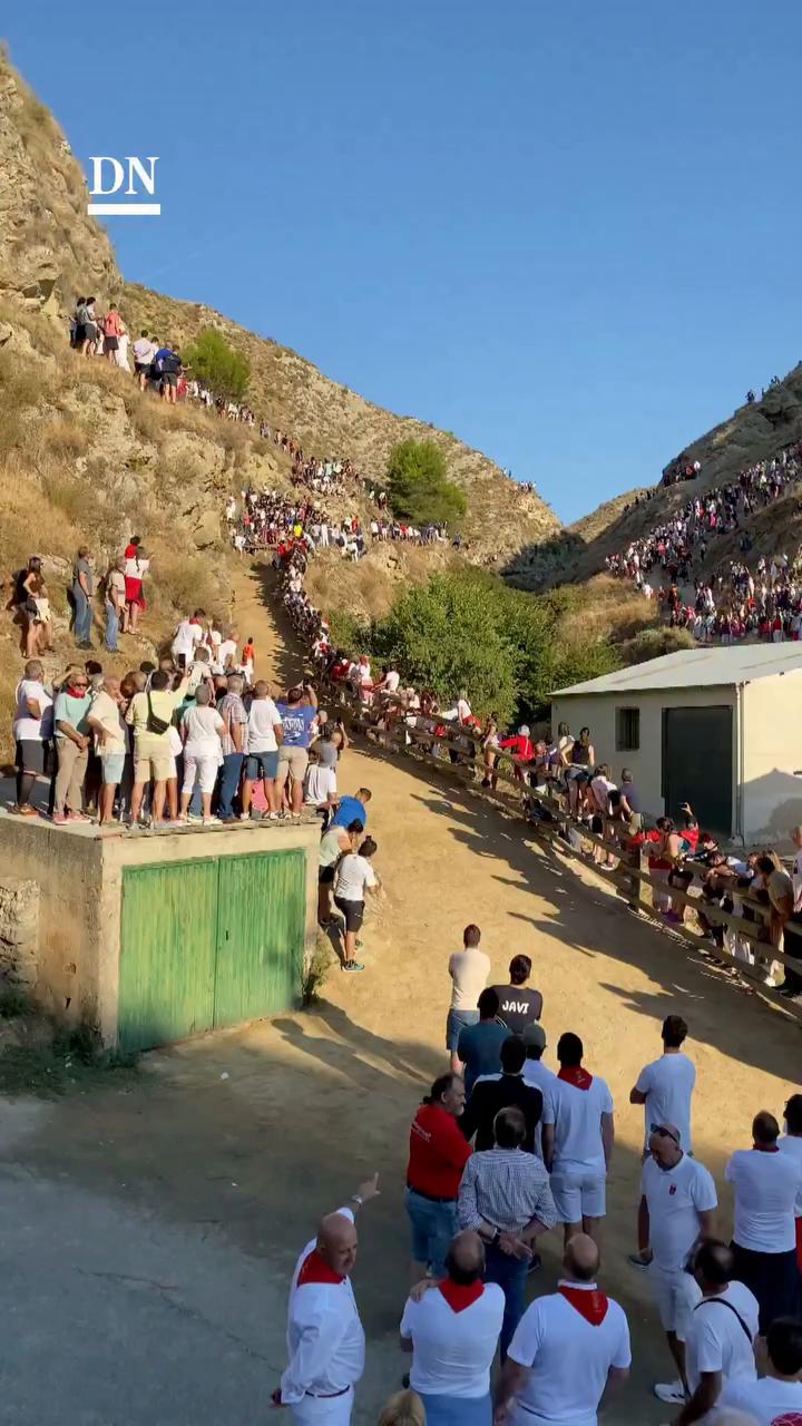Un orador concluye su mensaje con un vibrante '¡Viva la República!'