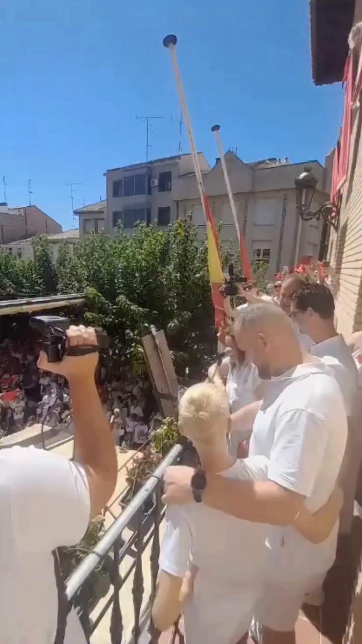 Tras as eleccións por fin chegan as festas con vivas e aplausos