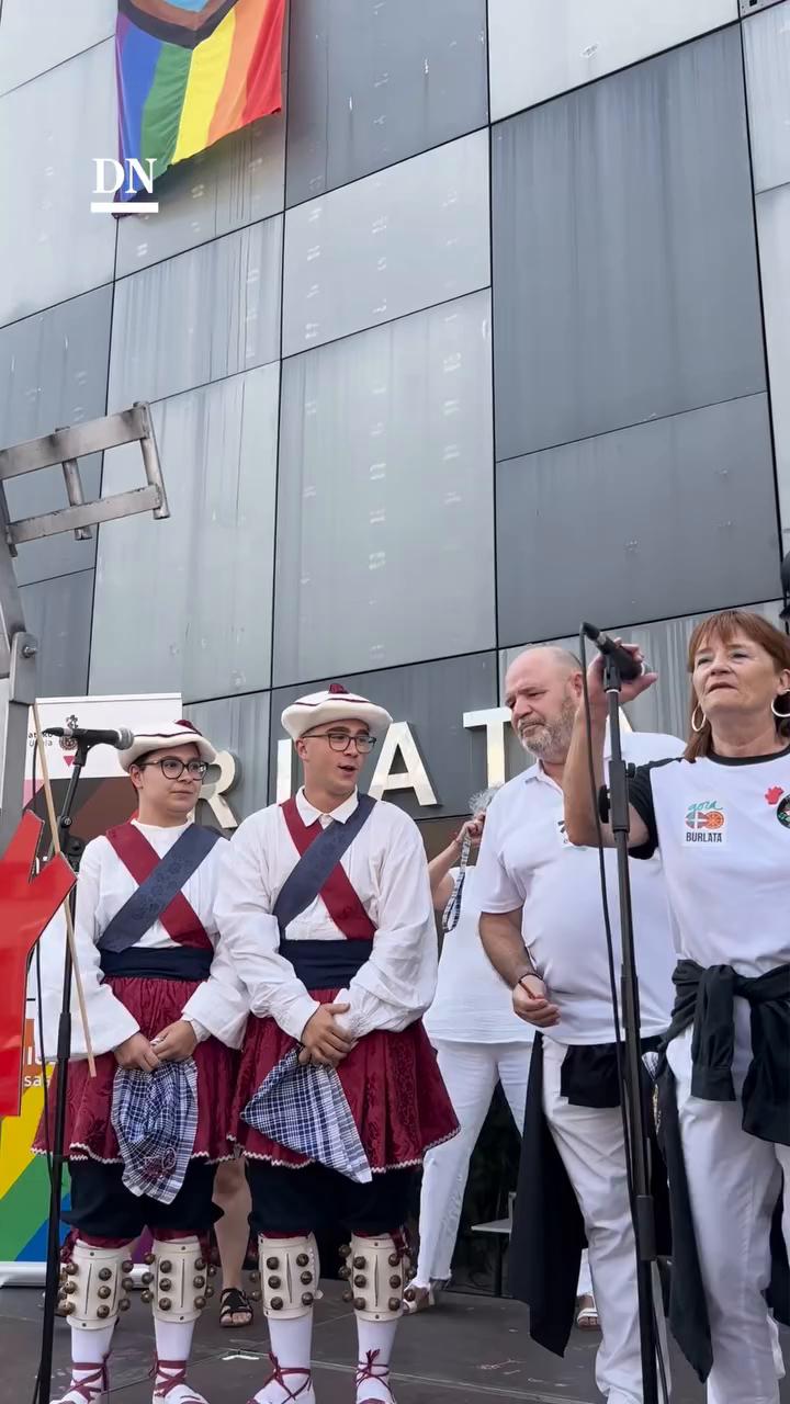 Peña Euskal Herria saluda a Burlada con el chupinazo de las fiestas