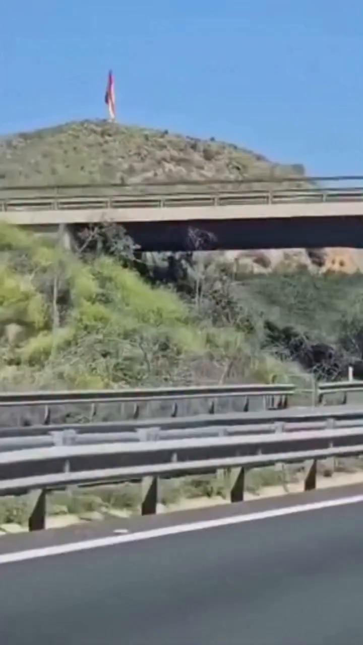 🇪🇸 Impacto en la A-7: una enorme bandera de España sorprende a los conductores
