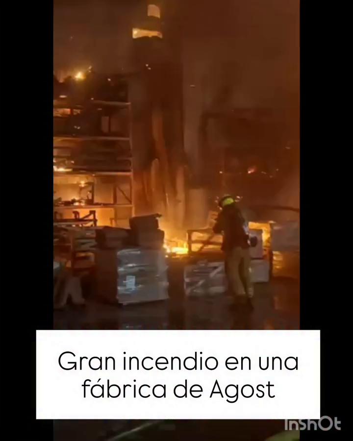 Gran incendio en una fábrica de Agost