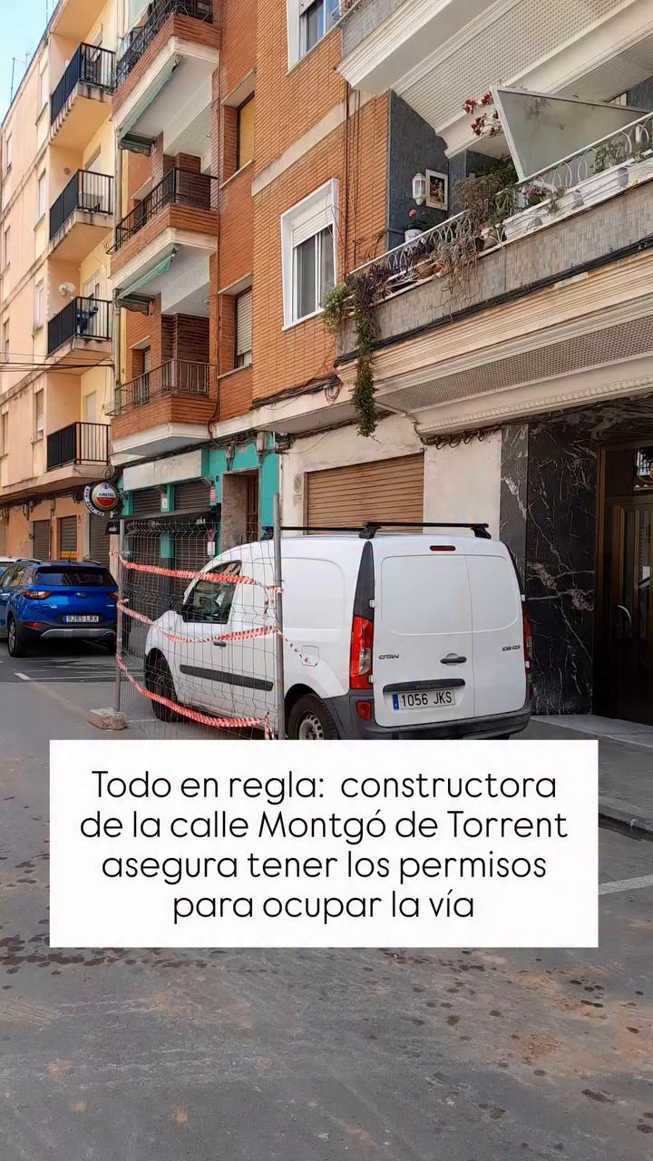 1️⃣ Licencias en regla: La firma constructora de las obras en la calle Montgó de Torrent asegura que posee los permisos pertinentes para ocupar ese espacio de la vía pública, pero cada vez que los cuelgan en la valla para que estén visibles, algunos ciudadanos los arrancan.