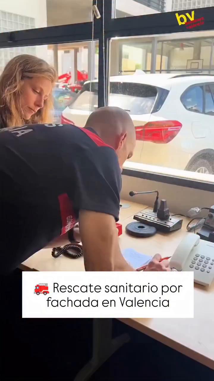 Mujer se cae en calle Bernica Talá y no puede levantarse: activan servicio 32-2