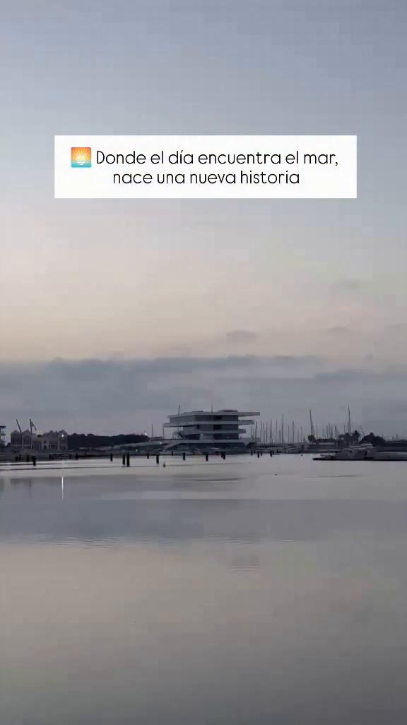 El video muestra solo música de fondo sin narración ni diálogo