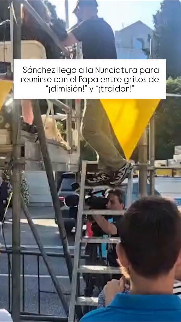 Multitud grita '¡Fuera!' repetidamente en señal de rechazo