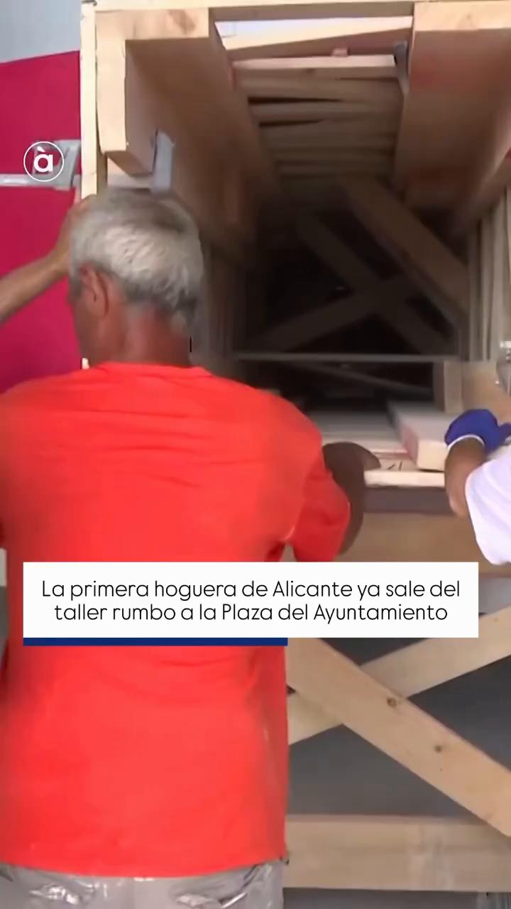 María Pastor empuja el remolque: la Foguera Oficial de Alicante llega al Ayuntamiento