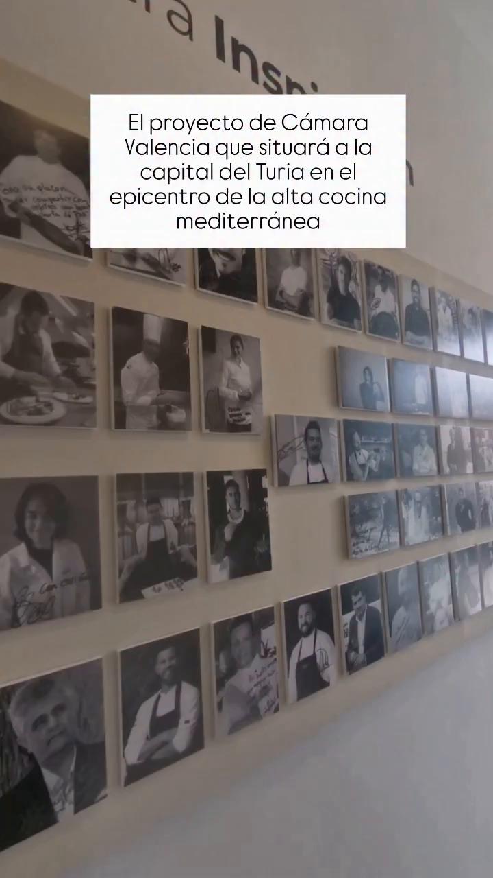 Equipos de cocina colaboran en grupo para elaborar menús desde la concepción hasta el emplatado