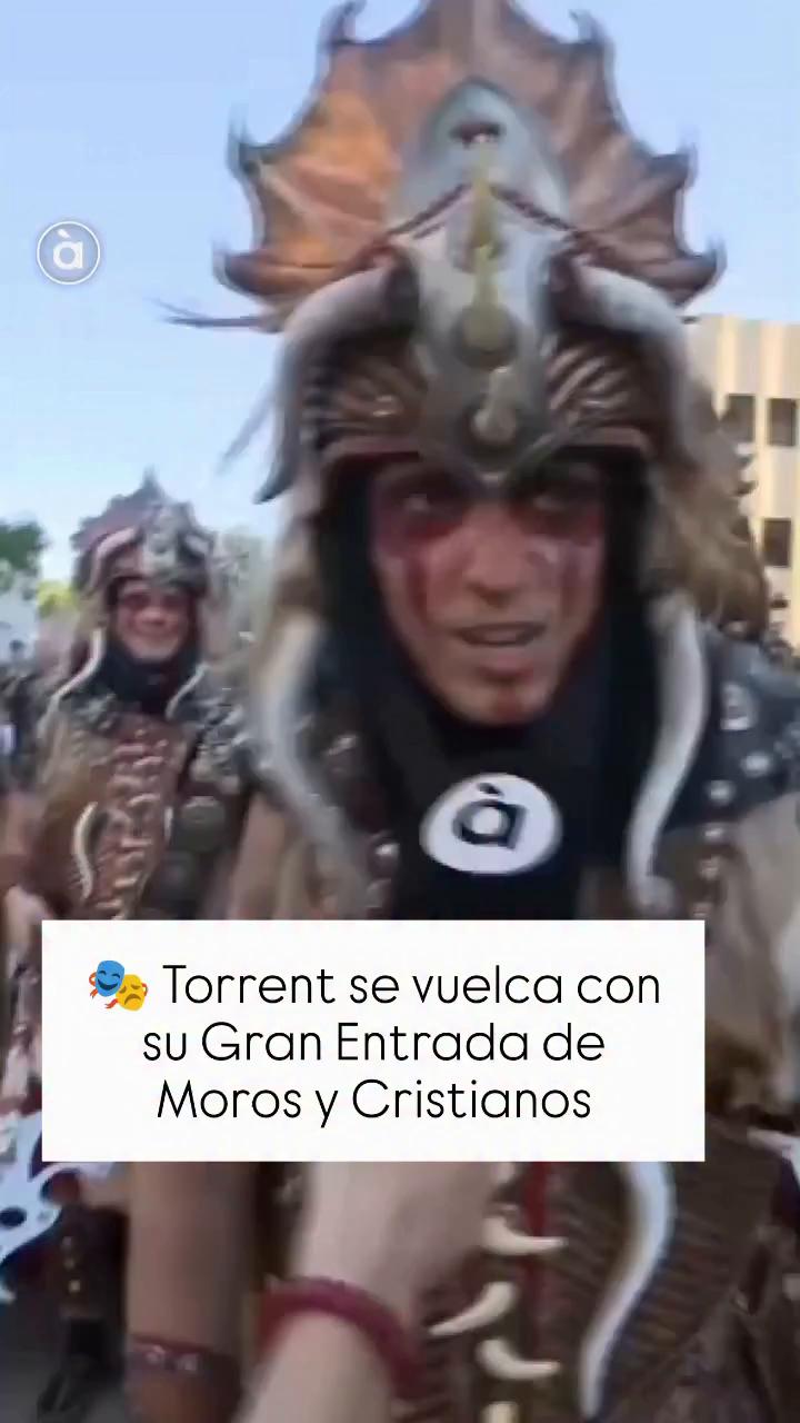 La entrada de moros y cristianos llena de euforia las calles de Torrent