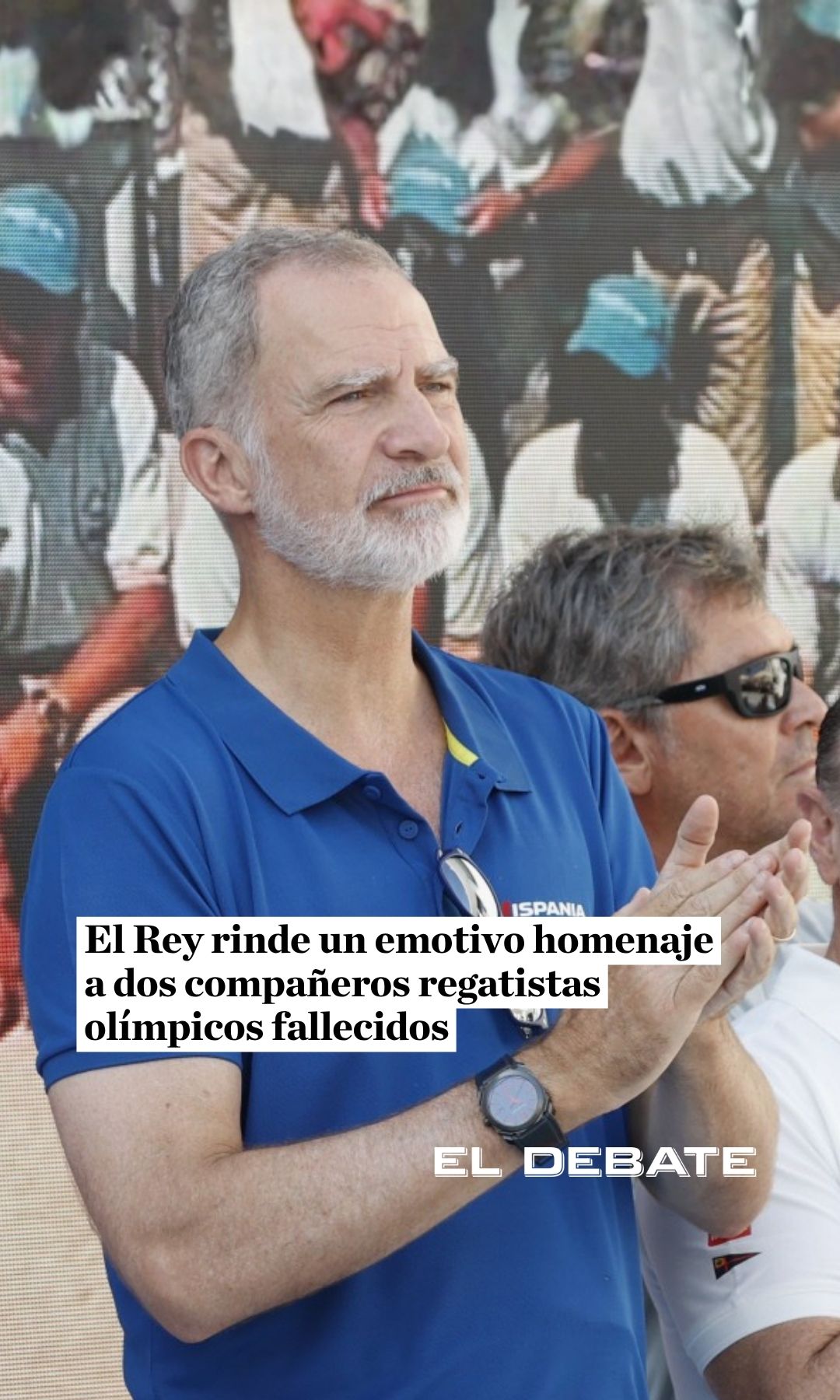 El público responde con un fuerte cálido y largo aplauso al agradecimiento final