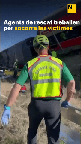 La Guàrdia Civil treballa sobre el terreny arran de l'accident ferroviari a la província de Toledo amb efectius dels grups de rescat i intervenció en muntanya, unitats canines i oficines mòbils d'atenció ciutadana, juntament amb el servei d'emergències.