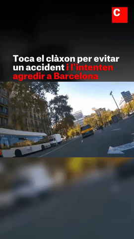  Toca el clàxon per evitar un accident i l'intenten agredir a Barcelona: una càmera a la moto grava l'incident