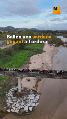  Aquest dissabte prop d'un miler de persones han ballat una sardana gegant a Tordera (Maresme).