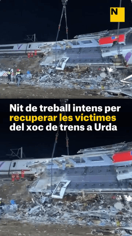  Nit de treball intens entre els vagons destrossats per recuperar les víctimes del xoc de trens a Urda