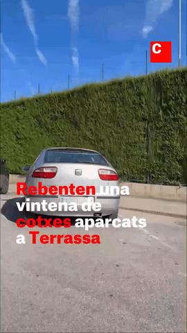  Un antisocial de 25 anys i origen estranger s'ha dedicat aquesta nit a passejar-se per diferents carrers de Terrassa, al Vallès Occidental, i, amb un pal de ferro, destrossar els cotxes que es trobava al seu pas.