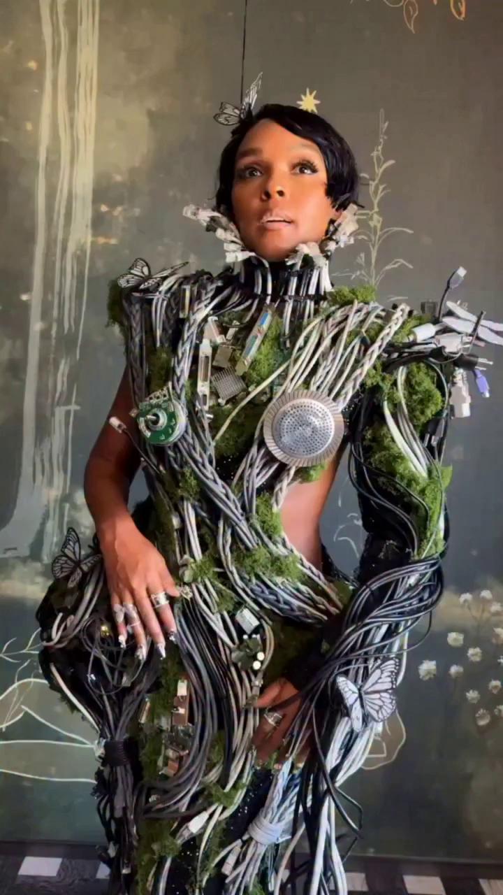 Janelle Monae impresiona con este estilismo que evoca una enredadera vegetal con cableado que recorre todo su cuerpo en la MET Gala 2026.