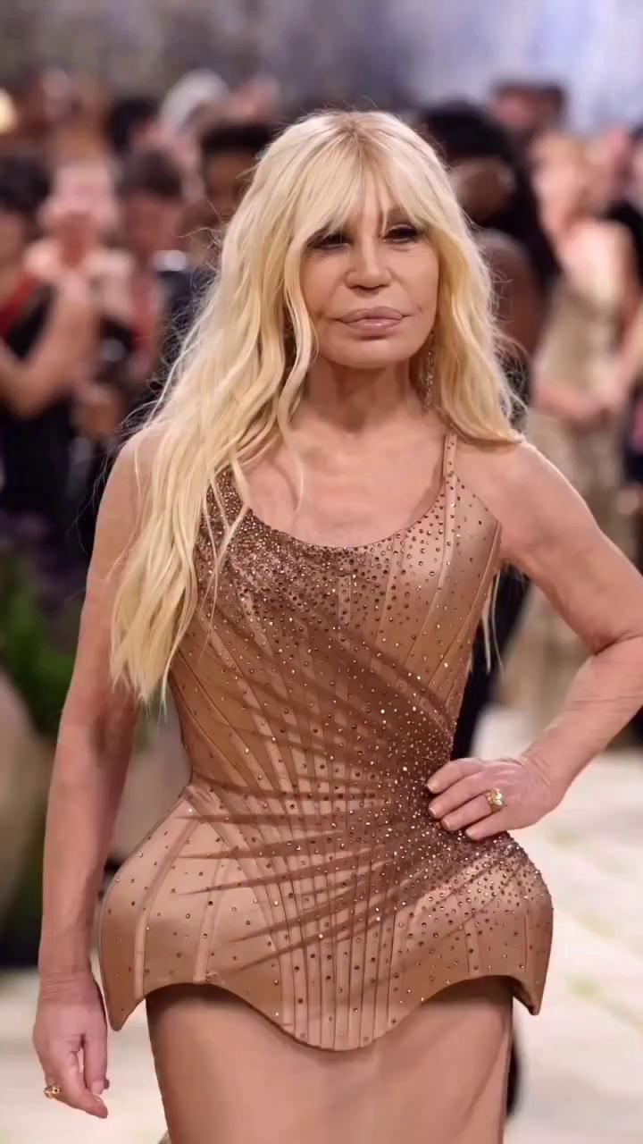 Donatella Versace impresiona en la MET Gala 2026 con este vestido estructurado en color caramelo.
