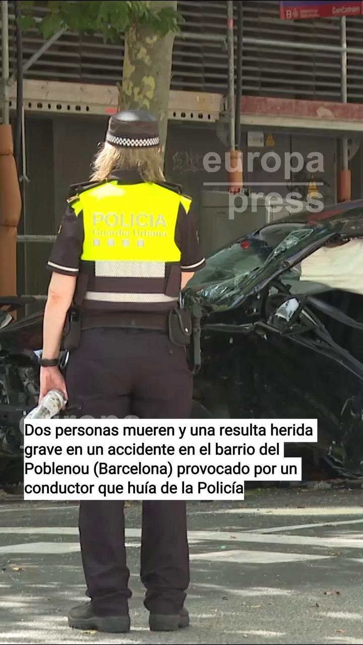 Un vehicle impacta i l'altre gira en contra direcció prop de la casa