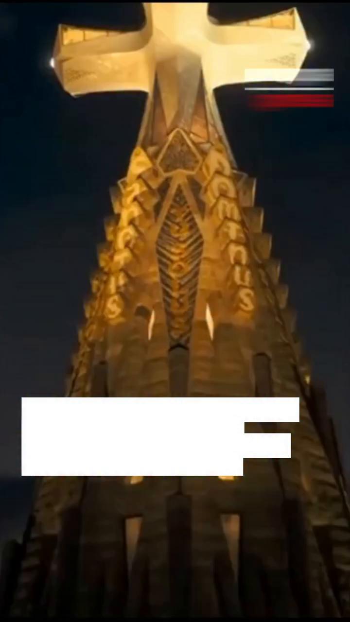 Drones forman la imagen de Gaudí mirando la cruz de la Sagrada Familia
