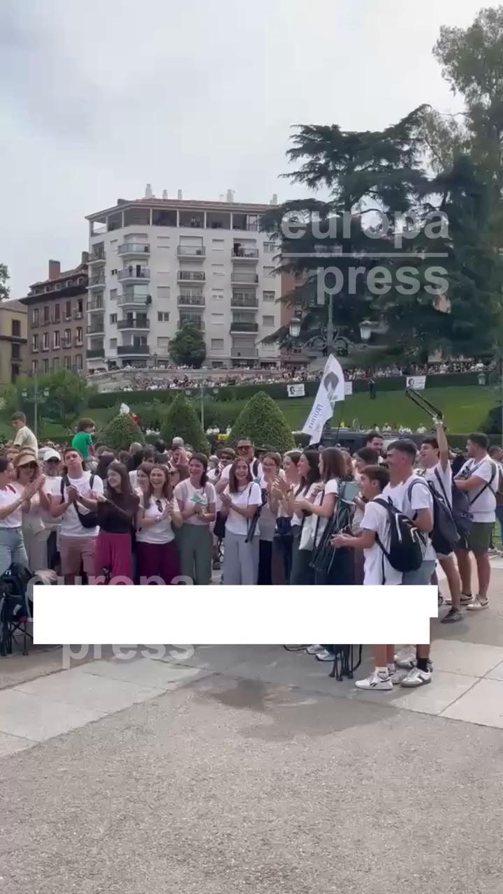 Los fans dedican un emotivo cántico repetitivo a Papá León