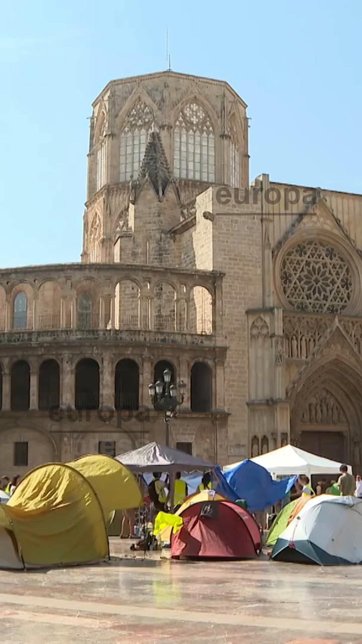 Profesores en huelga acampan para presionar a la Consellería por mejoras salariales