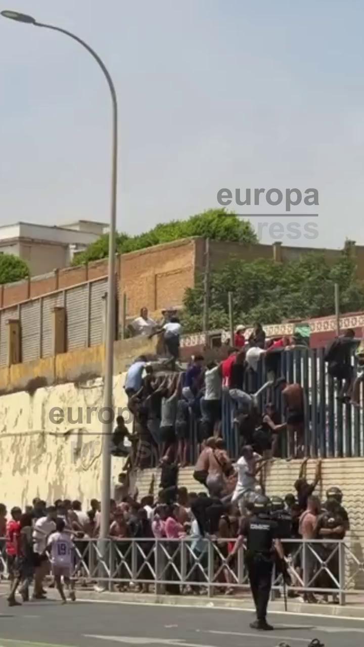 El video termina con un grito de ayuda y agradecimiento a los espectadores