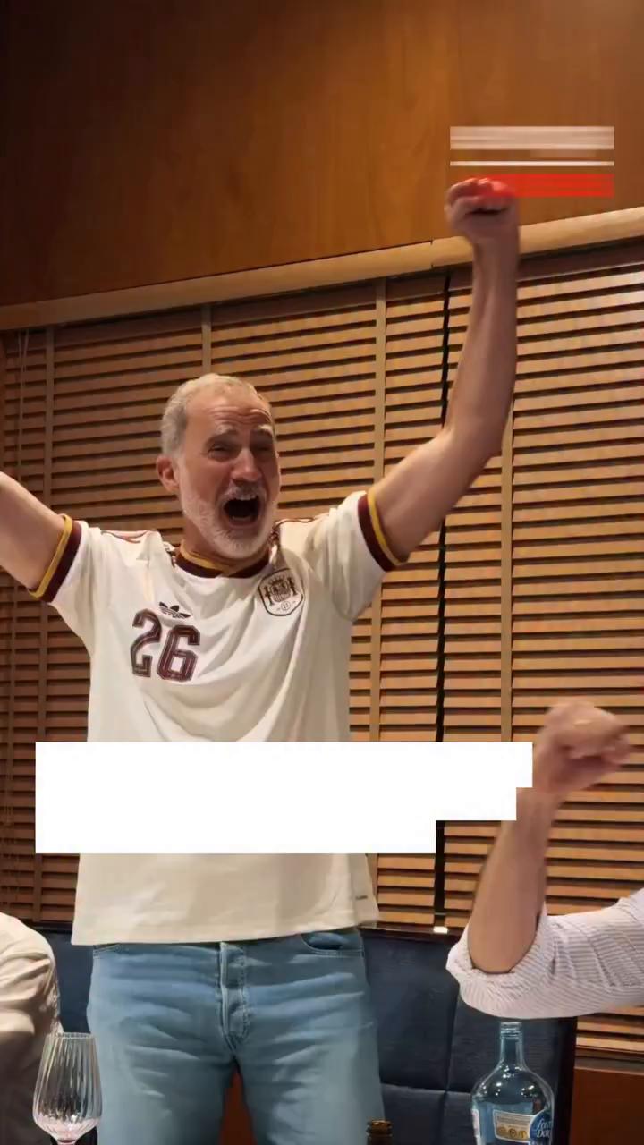 El presentador agradece a los espectadores al final del video