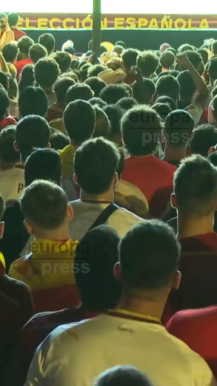 La multitud estalla en vítores con gritos de 'Viva' y 'Vamos'