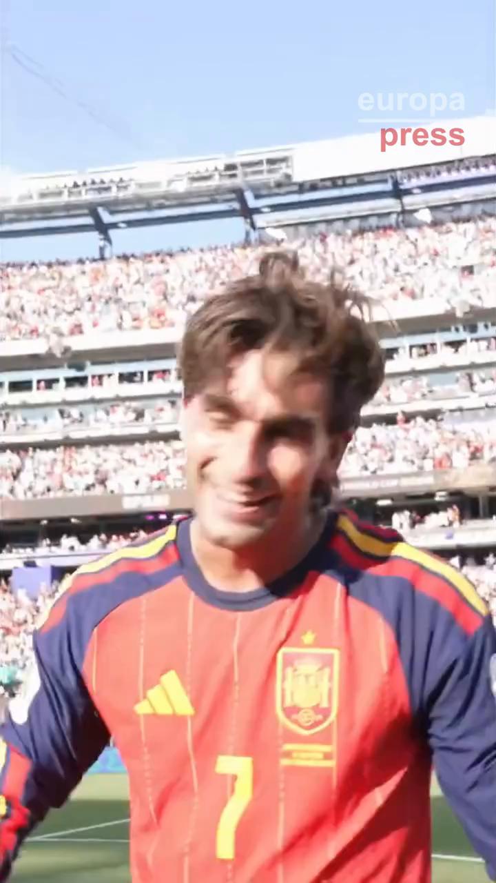 Campeones del mundo: hincha celebra el título con abrazo a su esposa