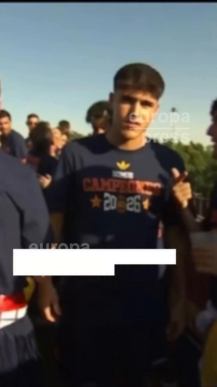 España espera a sus campeones del mundo con baile y festejos