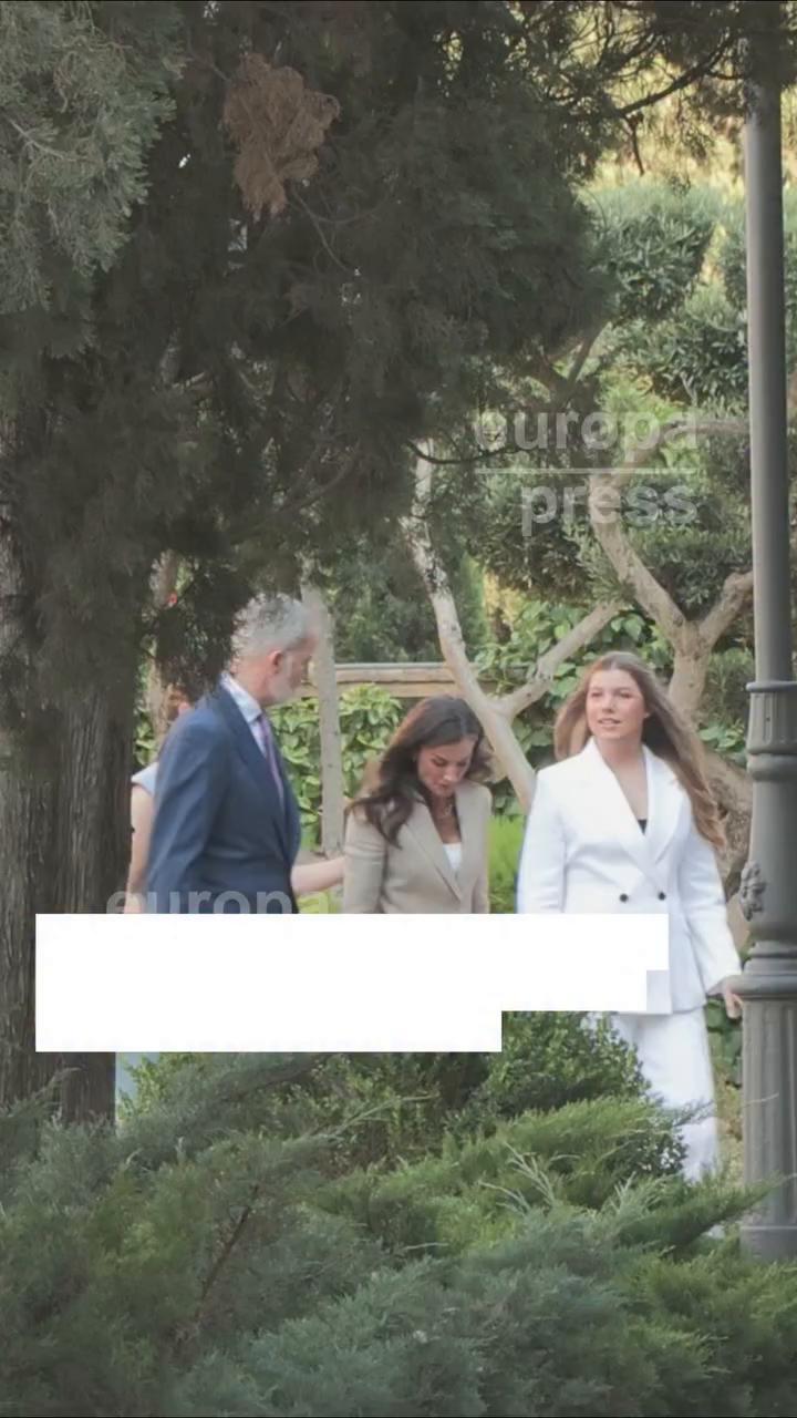 Presentador saluda a los chicos y pide aplausos al inicio del programa