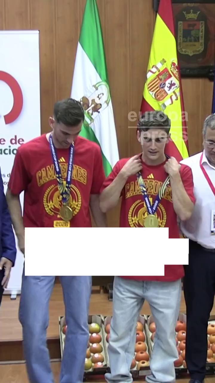 Alcalde y delegada de Deportes participan en entrega de 268 kilos y medio