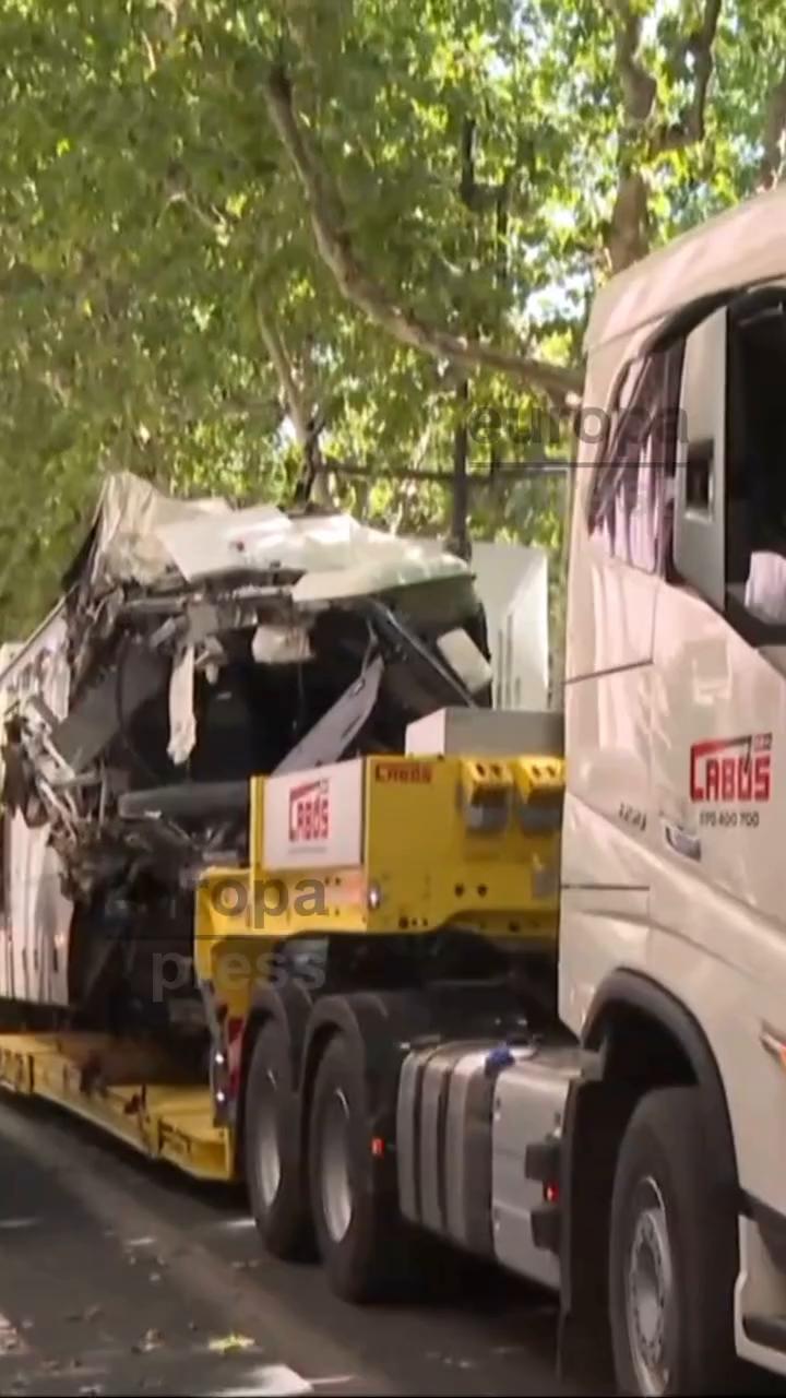 Un autobús invade la acera tras un fuerte golpe y genera gritos de auxilio
