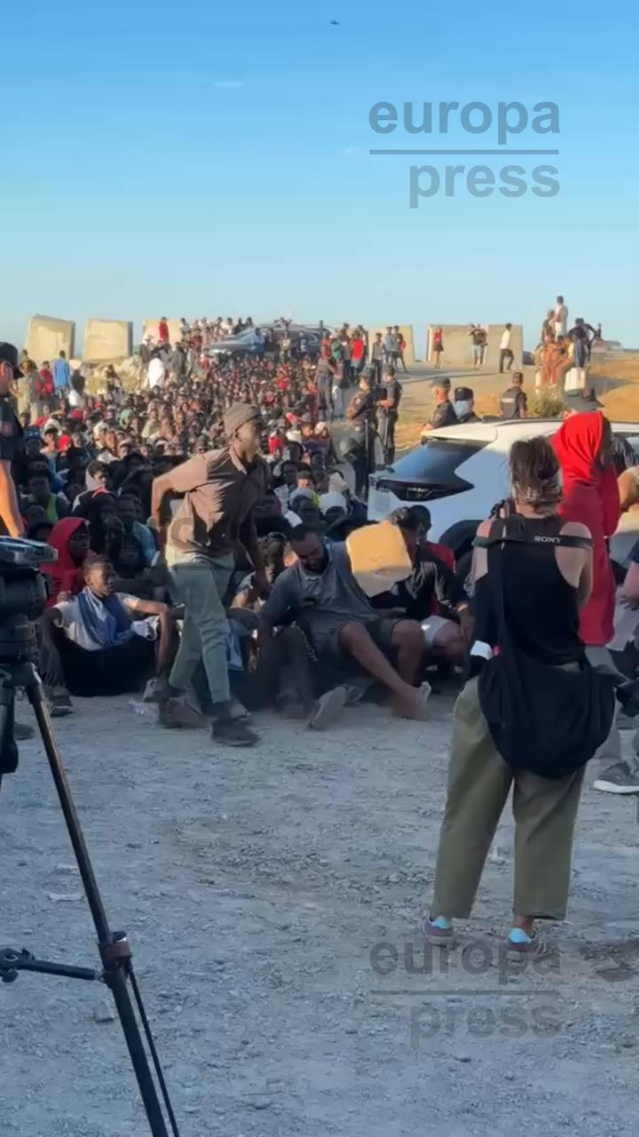 El presentador agradece al público al concluir el video