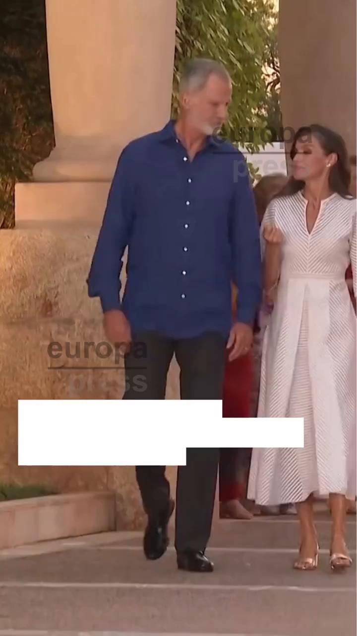 El presentador agradece a los espectadores al final del video