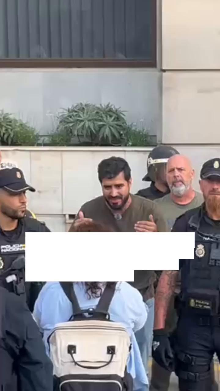 Aficionados corean 'Viva Xavi' y 'Viva España' en cántico vibrante