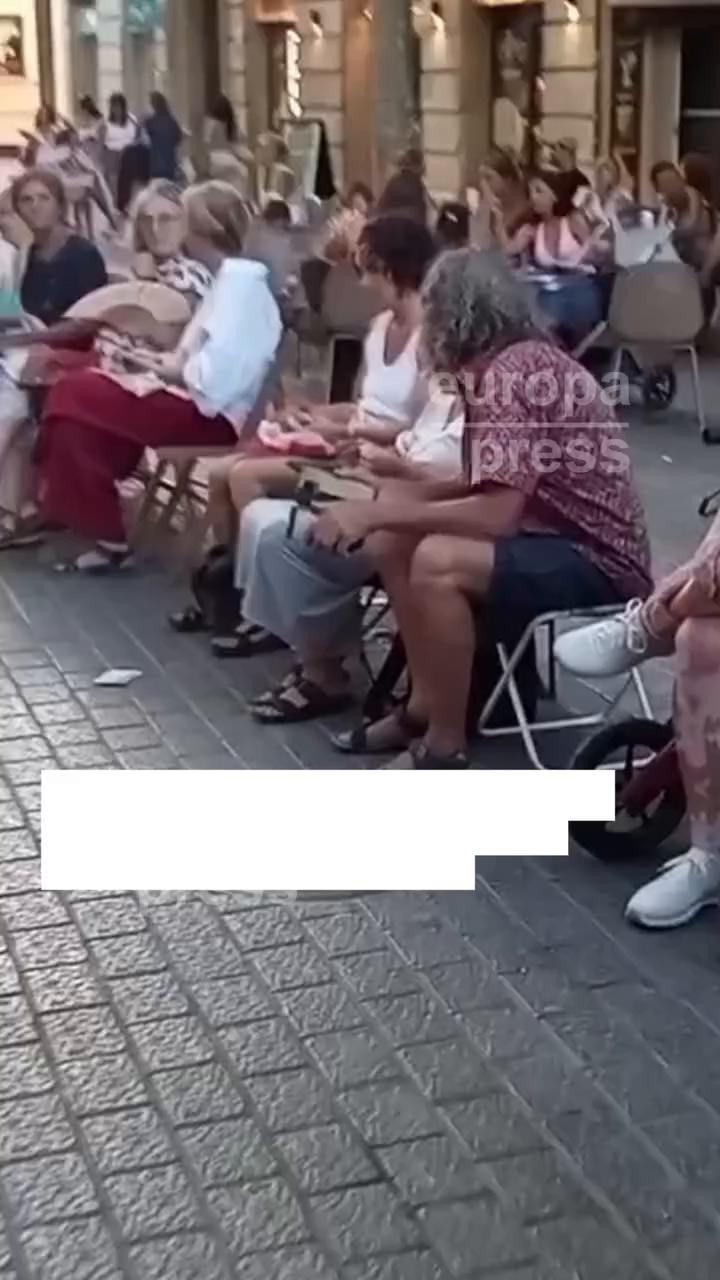 La transcripción del video muestra caracteres ininteligibles seguidos de Yeah