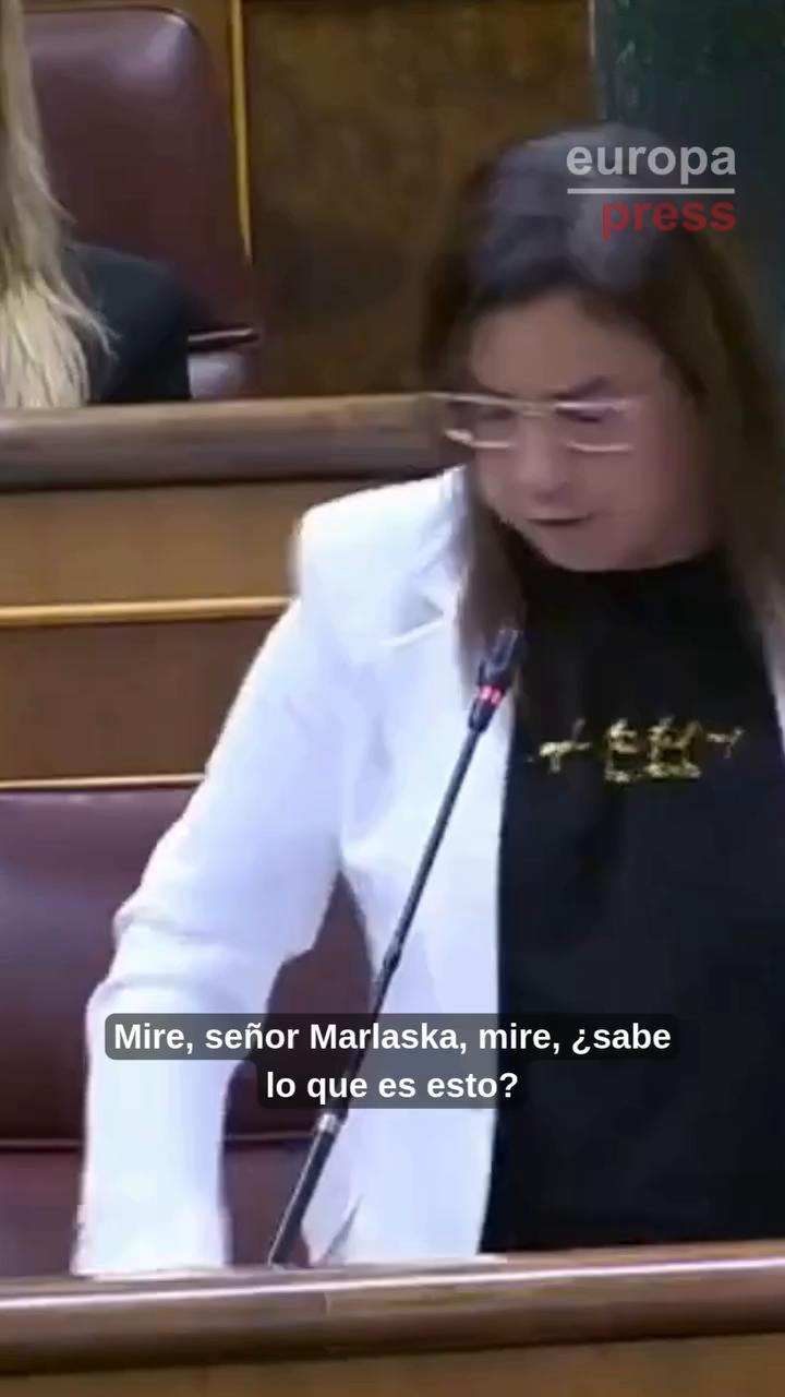 Vázquez Blanco muestra gas pimienta en el Congreso para denunciar la inseguridad en Ceuta